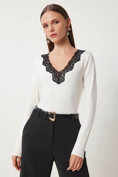 Happiness İstanbul Ecrufarbener Damen-Body mit V-Ausschnitt und Spitze, gestrickt, mit Druckknöpfen, CV00037