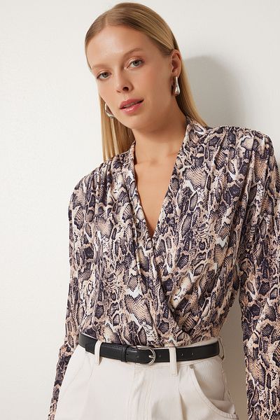 Happiness İstanbul Beige-schwarze, wattierte Sandy-Bluse mit Schlangenmuster – Wickelkragen ZH00041