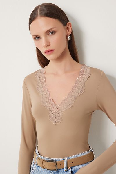 Happiness İstanbul Nerzfarbener Damen-Body mit V-Ausschnitt und Spitze, gestrickt, mit Druckknöpfen, CV00037