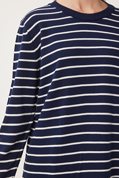 Happiness İstanbul Marineblau-weiß gestreifter saisonaler Strickpullover für Damen KB00041