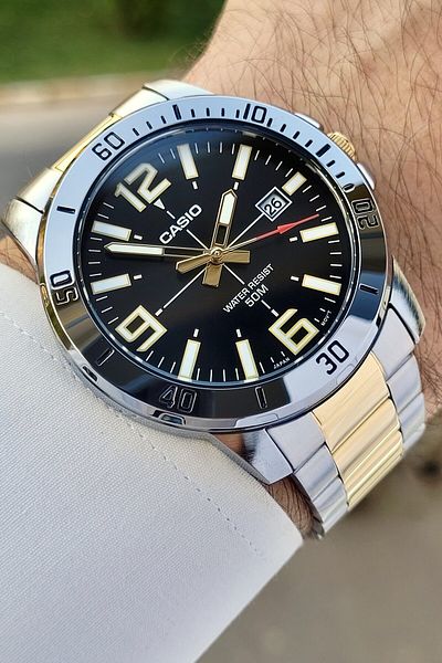 Casio ساعة يد رجالية باللون الذهبي المعدني