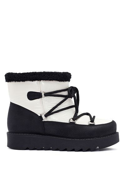 Sole Sisters White Flat Boots - Vezuv