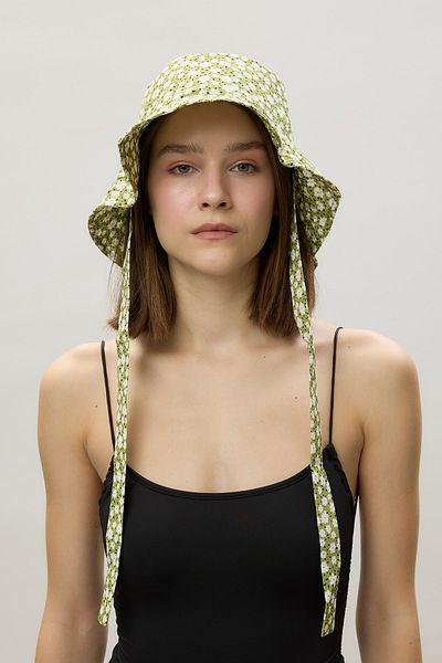 Manuka Daisy Model Tied Bucket Hat