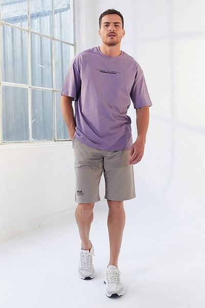 TOMMY LIFE Pánské oversize tričko s fialovým textem a výstřihem - 87984