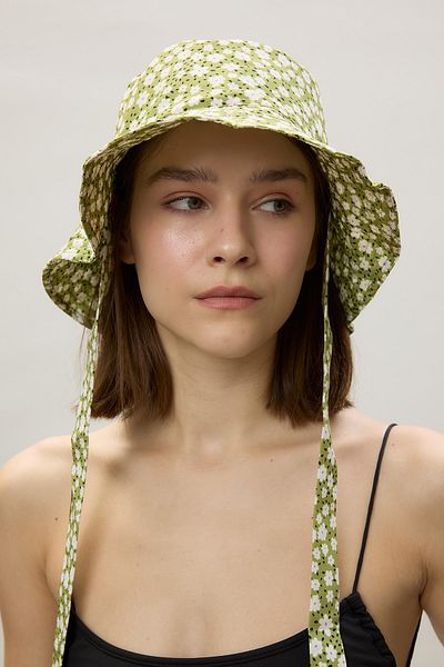 Manuka Daisy Model Tied Bucket Hat