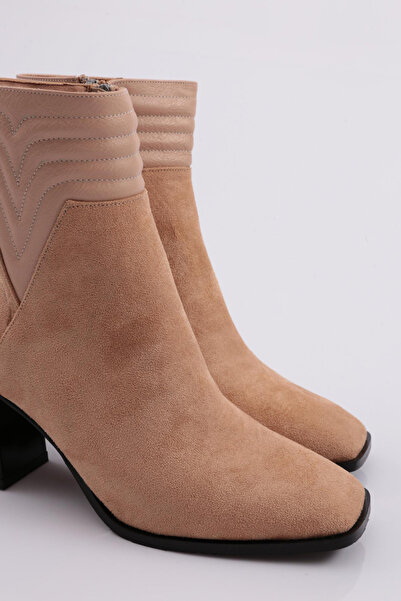 DGN Kadın Biye Detaylı Kristal Taş Topuklu Bot Nude Süet 97621033