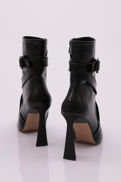 DGN Dámské kozačky na podpatku se špičatým řemínkem s křížovým řemínkem, černé vrásčité