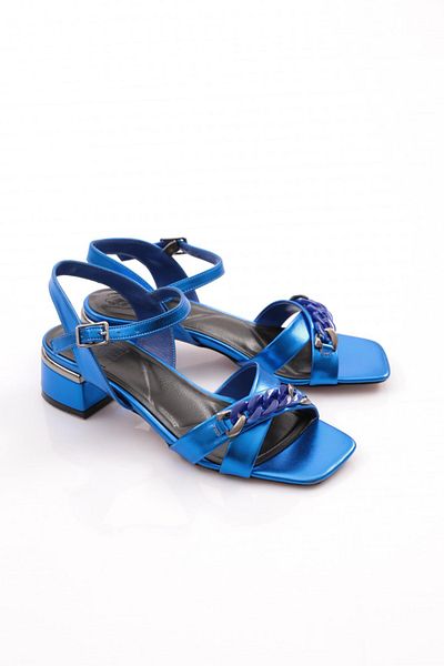 DGN Sandale Saks cu toc deschis - cu bretele încrucișate și accesorii cu lanț