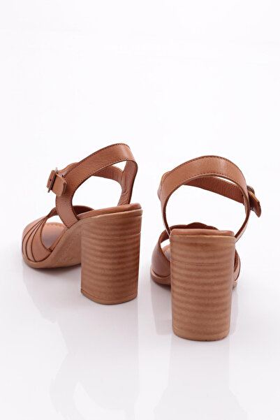 DGN Model dámských sandálů na podpatku z roku 1830