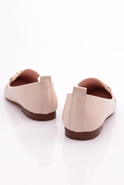 DGN Kadın Demir Aksesuarlı Babet Bej Kırışık Rugan 211252621