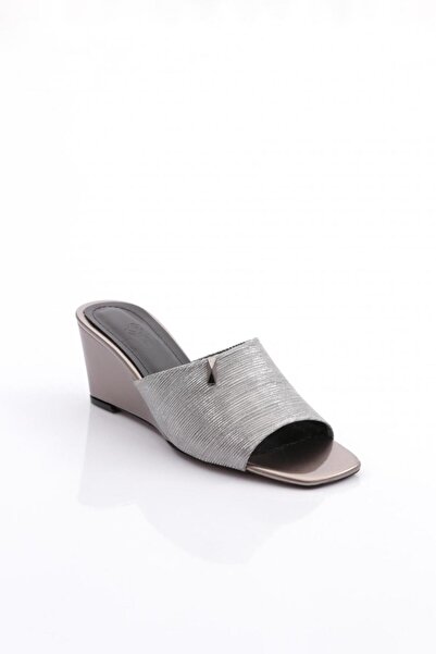 DGN Γυναικείες παντόφλες με τακούνι με πλατινέ σχέδιο - 354553539