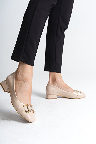 CALZENNE حذاء نسائي من الجلد البيج اللامع بكعب قصير مع وسادة داخلية ناعمة للا...