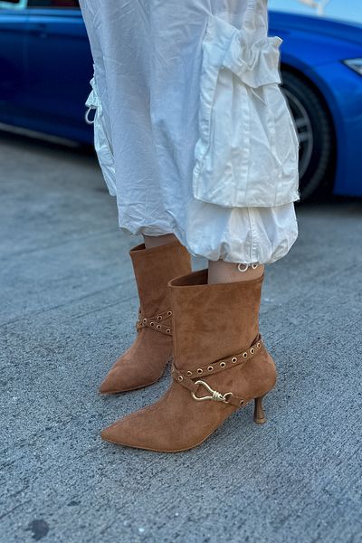 SHOEBELLAS Λεπτομερείς γυναικείες μπότες με αγκράφα Kevin Brown Suede