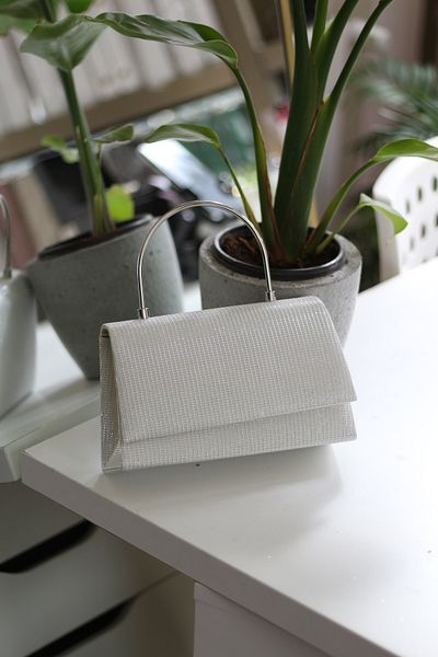 Moom Bag Γυναικεία βραδινή τσάντα με λευκή μεταλλική λαβή και καλυμμένη λαβή