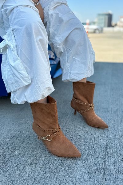 SHOEBELLAS Λεπτομερείς γυναικείες μπότες με αγκράφα Kevin Brown Suede