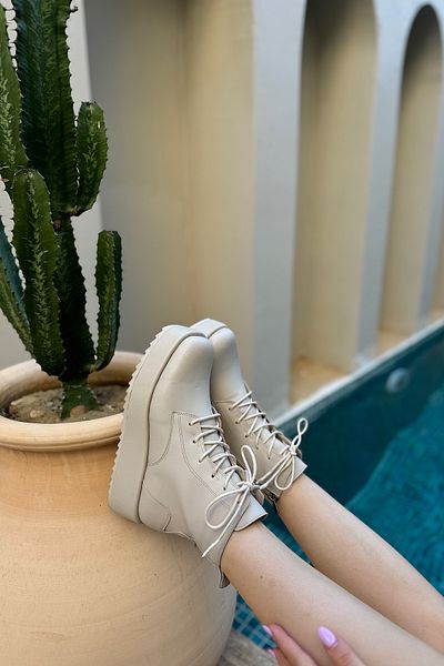 SHOEBELLAS Λεπτομερείς γυναικείες μπότες Maddox Beige Lace Up με φερμουάρ