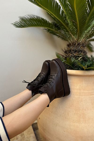 SHOEBELLAS Дамски ботуши Maddox с цип и връзки в тъмнокафяво