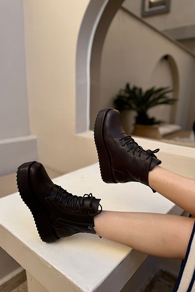 SHOEBELLAS Дамски ботуши Maddox с цип и връзки в тъмнокафяво