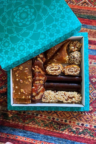 Bİrsalkım Pestİl & Köme Silverhouse Round Amulet Wrapped Pestil Dessert 0.5 kg (in Gift Special Box)
