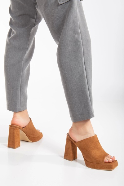 GULT Γυναικείες παντόφλες με ψηλό τακούνι από δέρμα αγελάδας σε καφέ σουέντ