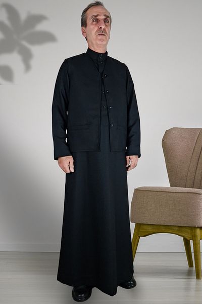 Royal Attire Hajj Umrah Set of 2 - Long Sleeve Outfit with Prayer Cub, Vest and Pockets