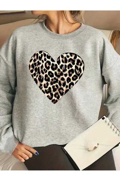 mia storia سويت شيرت كبير الحجم برقبة دائرية وطبعة قلب بنمط الفهد