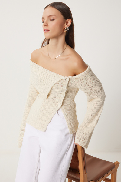 Lovelyİstanbul بلوزة تريكو بأزرار وياقة كارمن - بيج LFN0066