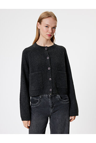 Koton Strick-Cardigan mit Rundhalsausschnitt, Knopftasche und langen Ärmeln