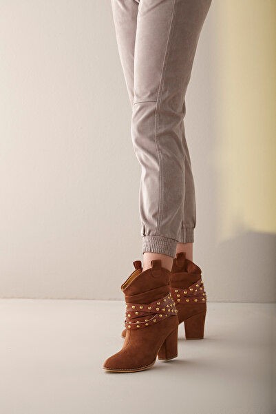 AYAKKABI PRENSİ Dungeon Körüklü Ve Akseuarlı Taba Suet 8 Cm Kadın Bot & Bootie, Topuklu Ayakkabı