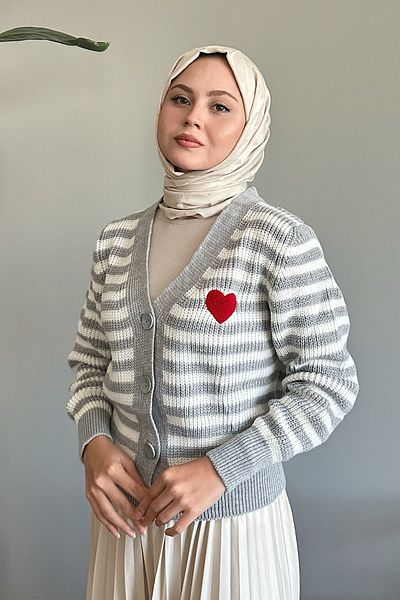 InStyle سترة تريكو رمادية مخططة على شكل قلب