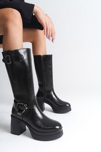 Capone Outfitters Damen-Bikerstiefel – runde Zehenpartie und Schnallendetail