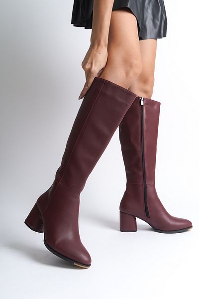 Capone Outfitters Damenstiefel mit ovalem Zehenbereich und seitlichem Reißverschluss in Burgunderrot
