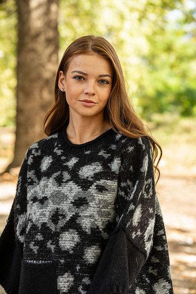 VerdeBlanco Pulover negru cu model leopard din tricotaj gros - detaliu buzunar