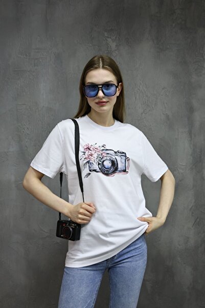 DK DAKSEL Beyaz Renk Basic Kısa Kol Çiçek Desenli Fotograf Makinası Baskılı Kadın Tişört DKSB0244