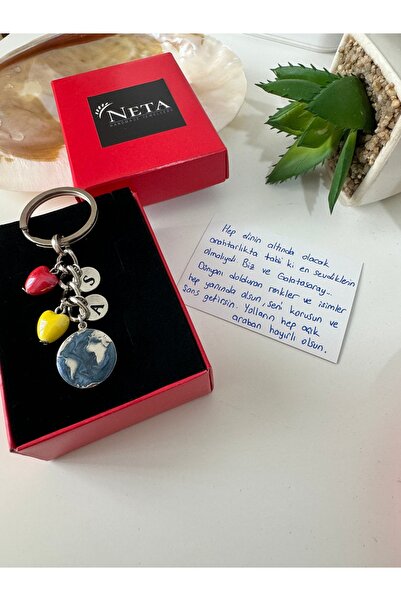 NETA TASARIM Dünya Gümüş Renk Sarı Kırmızı Kalpli Tek Adet Anahtarlık 2 Harfli