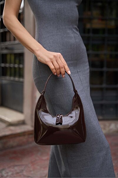 Madamra Hnědá lakovaná dámská bageta s dvojitým zipem do ruky a přes rameno