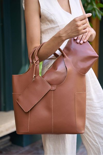 Madamra Hellbraune Damen-Hand- und Umhängetasche mit Seitentaschen und Brieftaschendetail