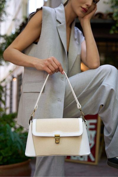 Madamra Weiße Canvastasche für Damen mit antikem Accessoire-Detail