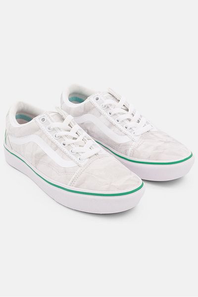 Vans Women Comfycush Old Lace Up Casual Shoes, White Combo