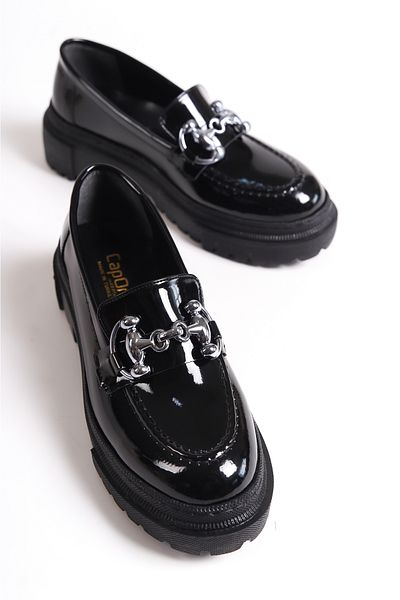 Capone Outfitters Damen-Loafer aus schwarzem Lackleder mit ovaler Zehenpartie, Metallschnalle und Trak-Sohle