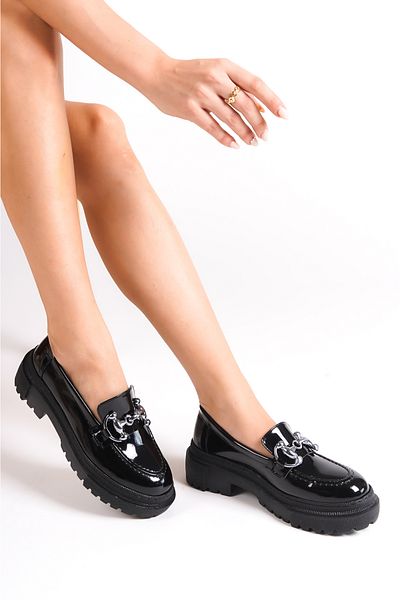Capone Outfitters Damen-Loafer aus schwarzem Lackleder mit ovaler Zehenpartie, Metallschnalle und Trak-Sohle