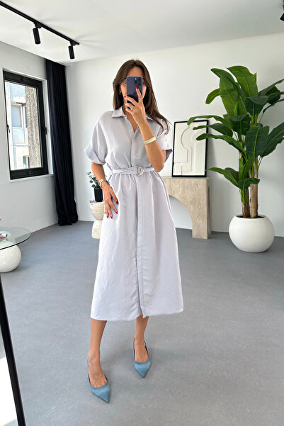 BİRCANÇİL فستان Yela باللون الرمادي الفاتح مع تفاصيل أزرار مخفية