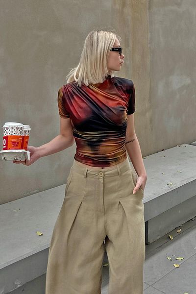 Swist Julia Orange Batikmuster - Schulter- und Taillen-Drapierte Crop-Bluse für Damen