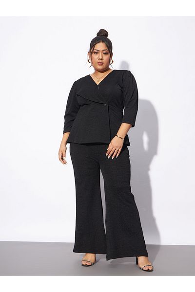 Sassafras By Styli تنسيق بلوزة ملفوفة من نسيج ناعم مع بنطلون مستقيم