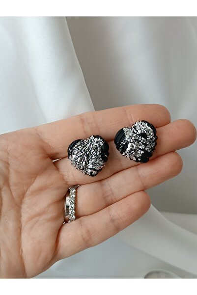 La fee aksesuar حلق على شكل قلب من طين البوليمر - تفاصيل فضية اللون باللون ال...