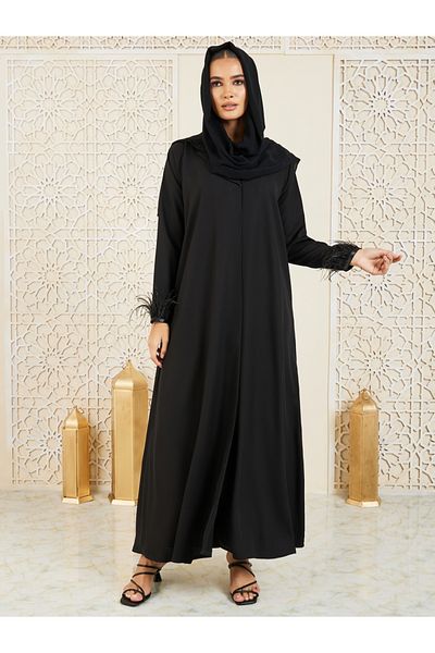 Anthrilo By Styli عباية ذات حافة من الريش الصناعي مع أزرار للإغلاق