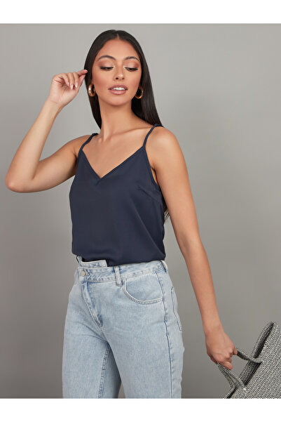 Styli قميص داخلي طويل بفتحة رقبة على شكل حرف V