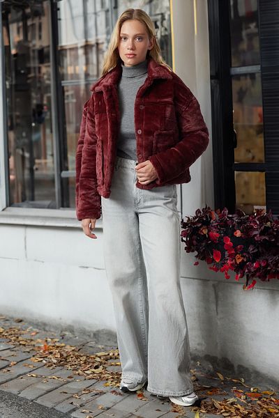 Trendyol Collection Burgunderfarbene Plüschjacke – Übergröße, gesteppte Details, TWOAW25MO00130