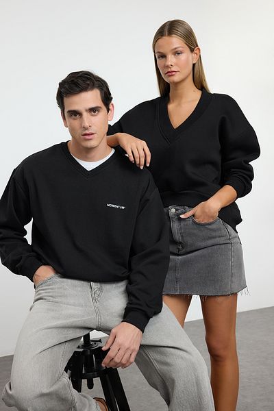 Trendyol Collection Μαύρο φούτερ Unisex Oversize/Wide Cut Fleece με στάμπα με λαιμόκοψη TMNAW25SW00157