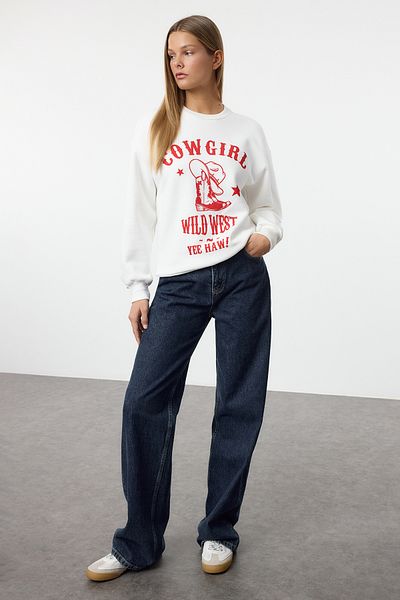Trendyol Collection Плетен суитшърт с щампован полар в цвят екрю - обикновена кройка Twoaw25Sw00269